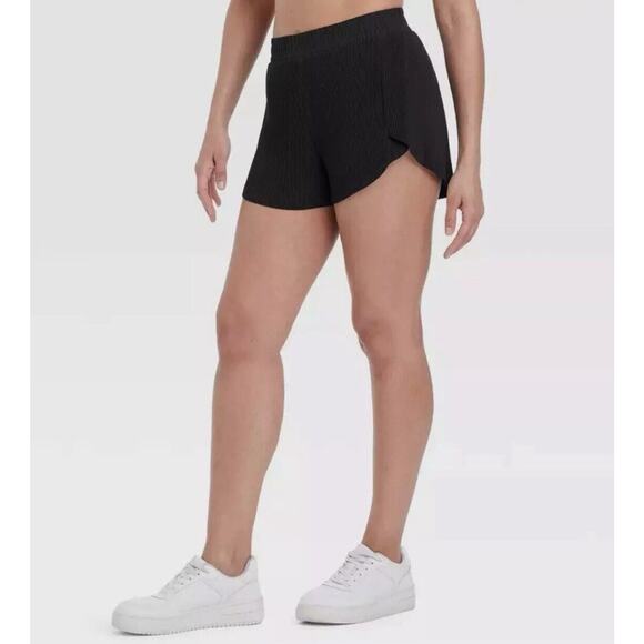 Women's All In Motion Mid-Rise Micro-Pleated Shorts 2.5" Black XXL NWT - Picture 2 of 5